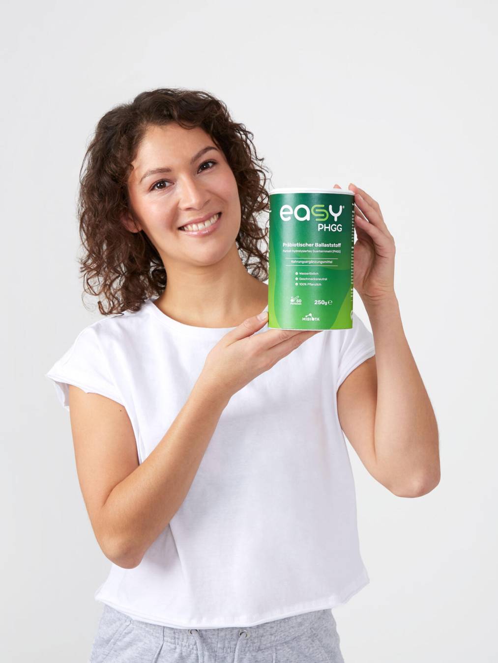 Frau hält eine Dose mit MIBIOTA easyPHGG